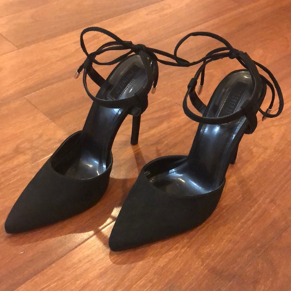 Sleek pointed toe heels in black